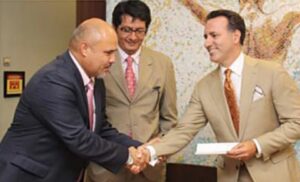 Reconocido cirujano de mano de Miami es nombrado Médico Honorario en Guayaquil, Ecuador