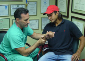 Kepler Orellana Corrección de Mano Cirujano de Mano Dr. Alejandro Badia Cirugía de Mano y Muñeca