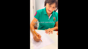 En este video pueden ver una artroplastia total de la articulacion trapecio-metacarpiana. Esta es una de las opciones que ofrecemos en nuestro centro ortopedico para el diagnostico de rizartrosis. Para mas informacion visite nuestra pagina web drbadia.com/es