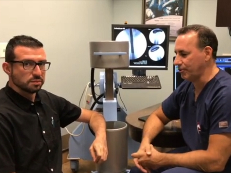 Piloto ecuatoriano vuelve a trabajar después de la reconstrucción de su muñeca