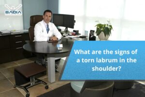 What are the signs of a torn labrum in the shoulder?