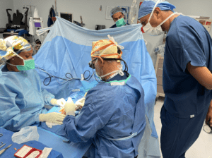 Médicos que realizan intervenciones quirúrgicas
