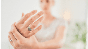mujer con la mano/ dedos lesionados