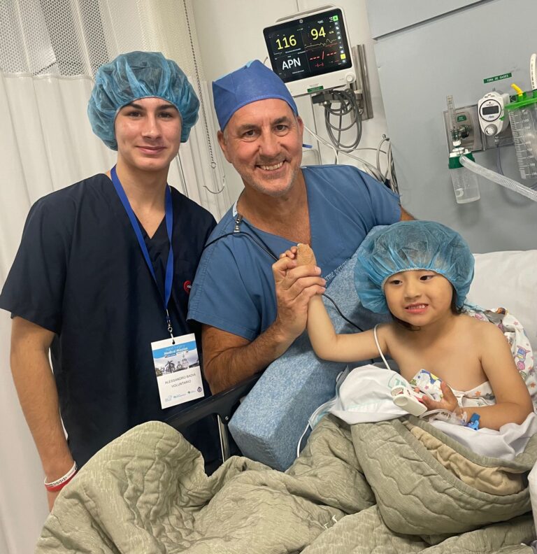 Dr. Alejandro Badia y niño de Ecuador viaje misionero de cirugía de mano