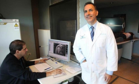 El Dr. Alejandro Badía, uno de los mejores cirujanos ortopédicos del país