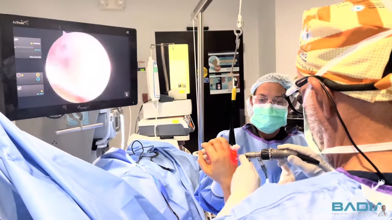 Patient from #ukraine is awake during his procedure! (Arthroscopy/ Osteotomy) using virtual reality